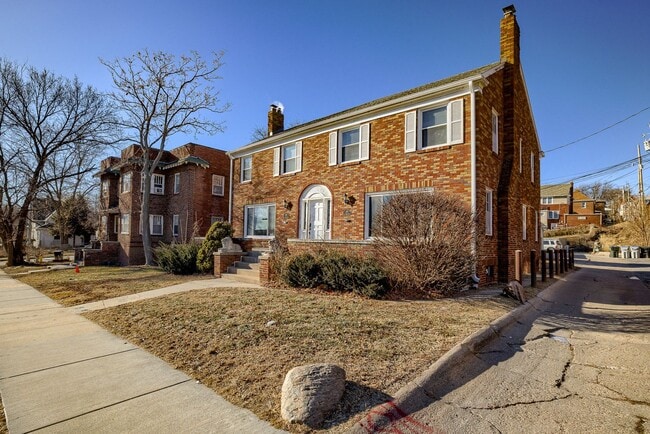 Building Photo - Charming 3 Bedroom Duplex In Prime Location!!