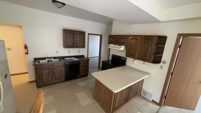 Building Photo - 2 bedroom in proximity to UWEC and downtown - 9 Month Lease!