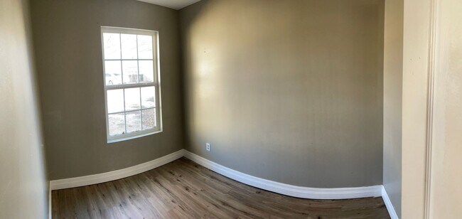 Building Photo - 2627 Fees S