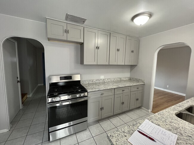 Building Photo - 2025 Oswego St
