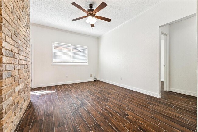 Foto del edificio - 3915 Flintrock Ln