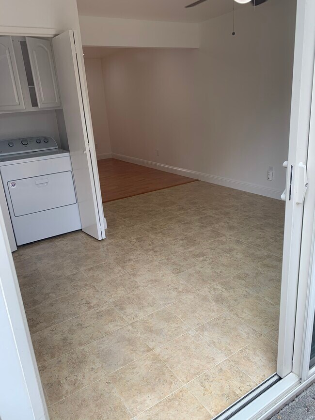 Foto del edificio - 8740 Woodman Way