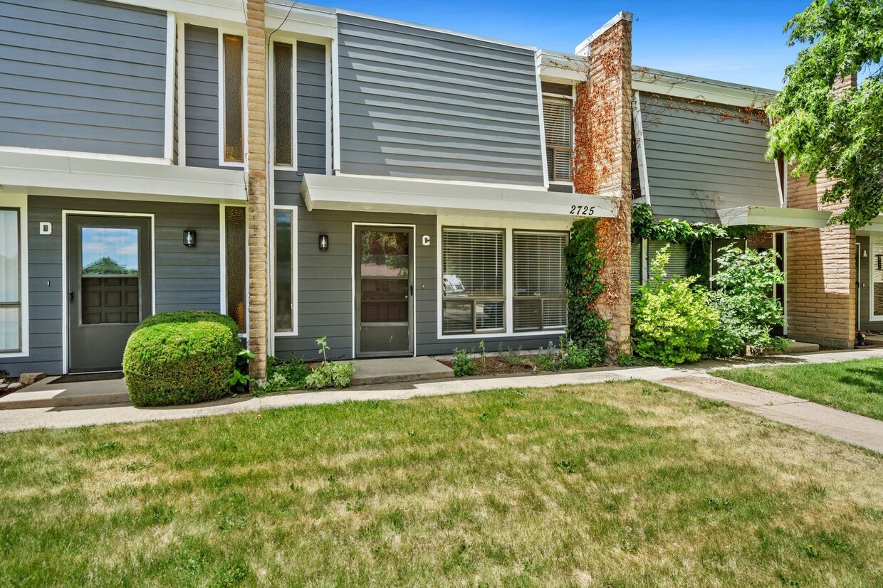 Primary Photo - Lovely Midtown Townhouse