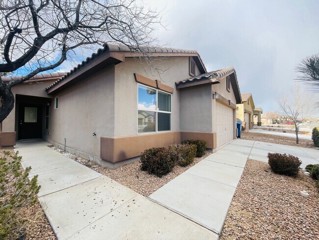 Foto del edificio - 4 bed 2 bath home in Huning Ranch.