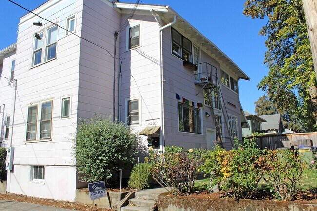 Foto del edificio - 1622-1628 SE 32nd Pl / 3259-3261 SE Market St