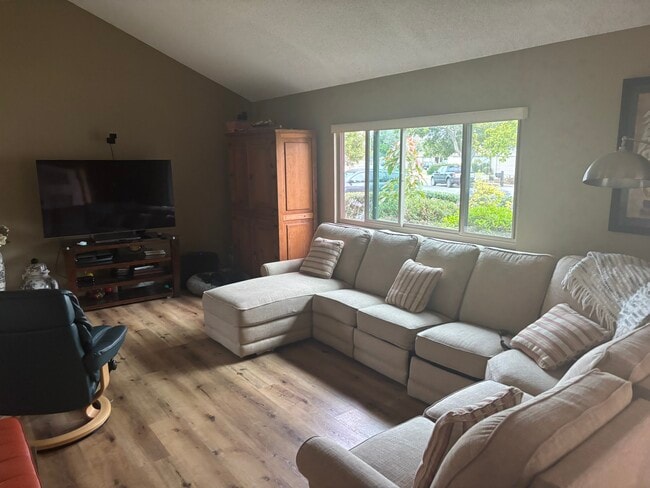 Family room - 830 Stern Ln