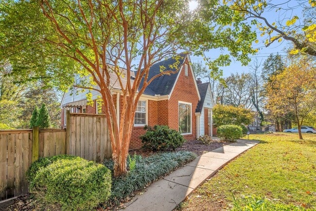 Building Photo - Charming Inglewood bungalow apartment just minutes from downtown!