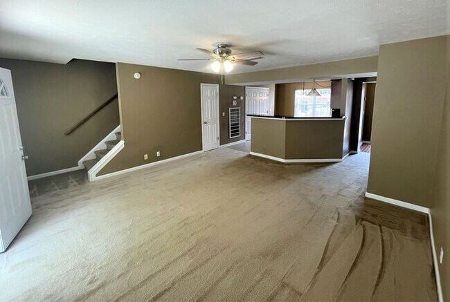 Building Photo - 3 Bedroom Townhome in Barfield Commons