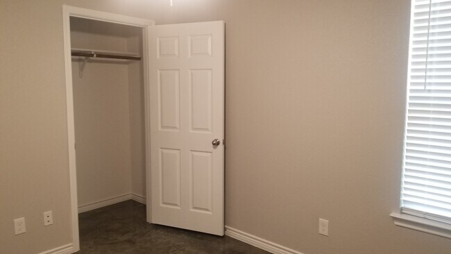 Foto del edificio - 202 Lowes Blvd
