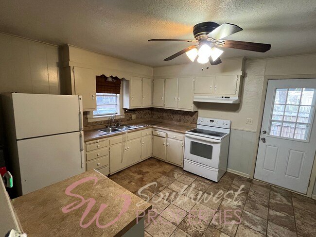 Foto del edificio - 2 Bedroom, 1 Bathroom with Awesome Backyard