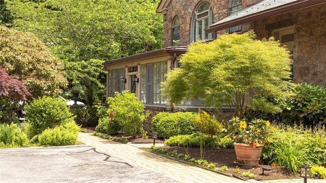 Foto del edificio - 113 Coggeshall Ave