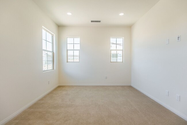 Building Photo - 4BD/3BA/2Garage Two Story Highly upgraded ...