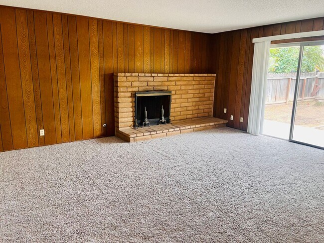 Foto del edificio - $2,100 3 Bedroom / 2 Bath plus Bonus Room ...