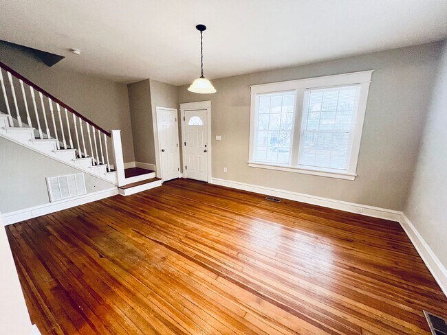 Foto del edificio - Beautifully Renovated 4bdrm/2bth Home Located in Richmond's Southside!!