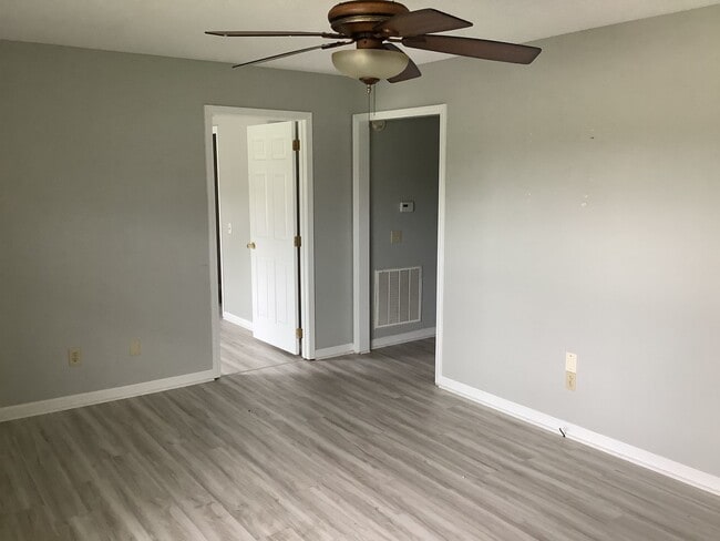 Building Photo - 400 Northwood Dr