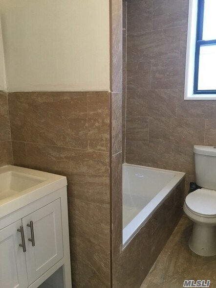 Foto del edificio - 35-64-64 89th St