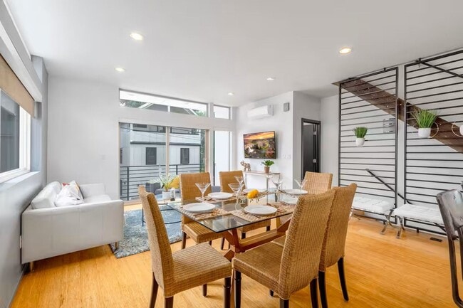 Building Photo - Modern & Stylish Townhome in the Heart of ...