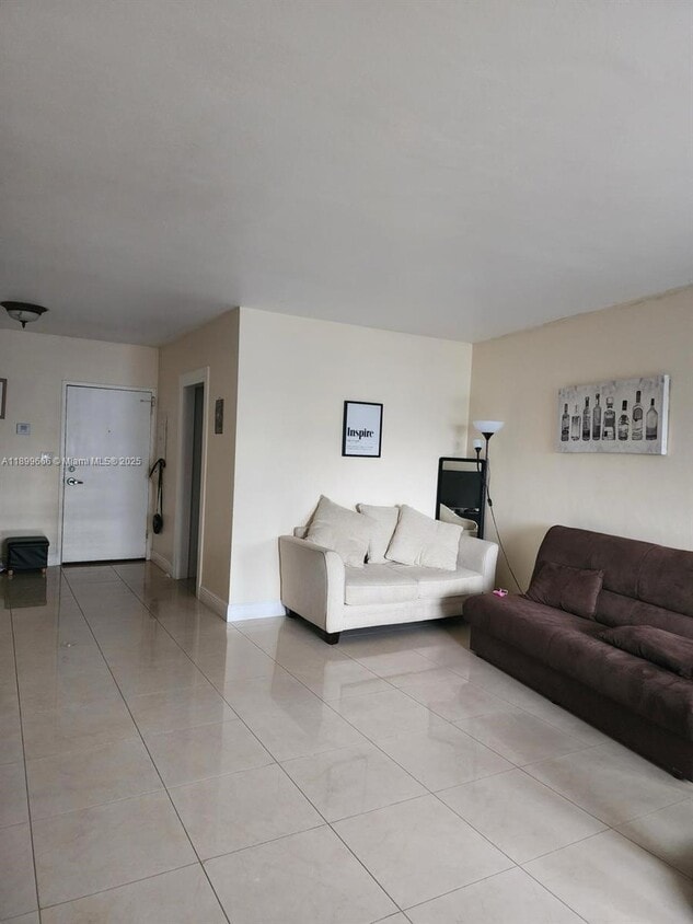 Foto principal - 7441 Wayne Ave