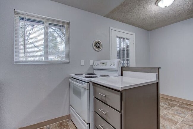 Building Photo - Court Yard Setting - Single Level 2 bdrm/1...