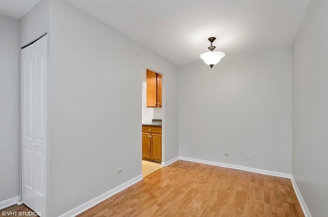 Foto del edificio - 3620 N Pine Grove Ave