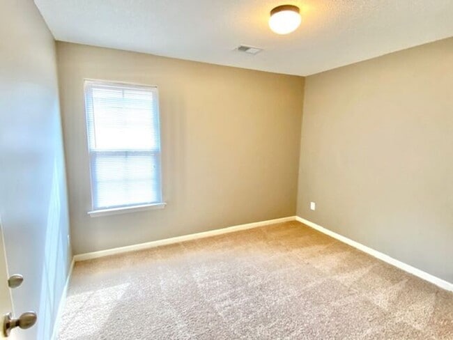 Building Photo - Now Leasing a 3 Bedroom 2 Bath Home in Sou...