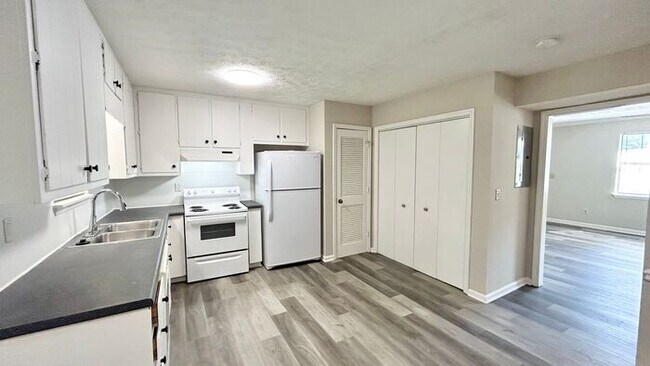 Building Photo - Snellville 2 Bed-2.5 Bath Townhouse, Quiet...