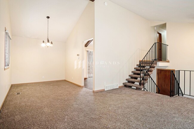 Building Photo - Spacious Bellevue Multi-Level