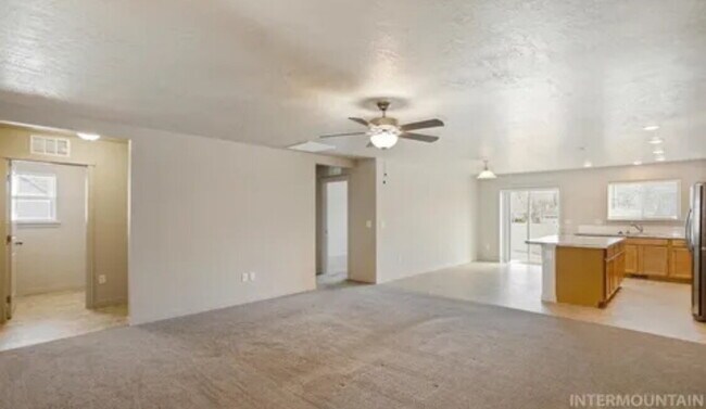 Building Photo - "Charming 3-Bed, 2-Bath Home with Spacious...