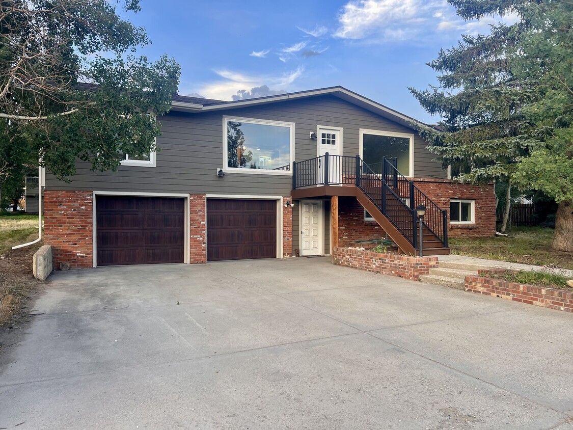 Front View of House. - 16 Arrowhead Ct