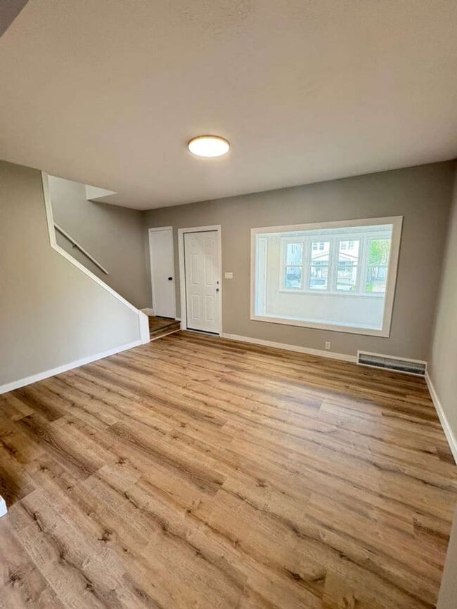 Foto del edificio - Spacious 4-Bedroom Home in Cleveland