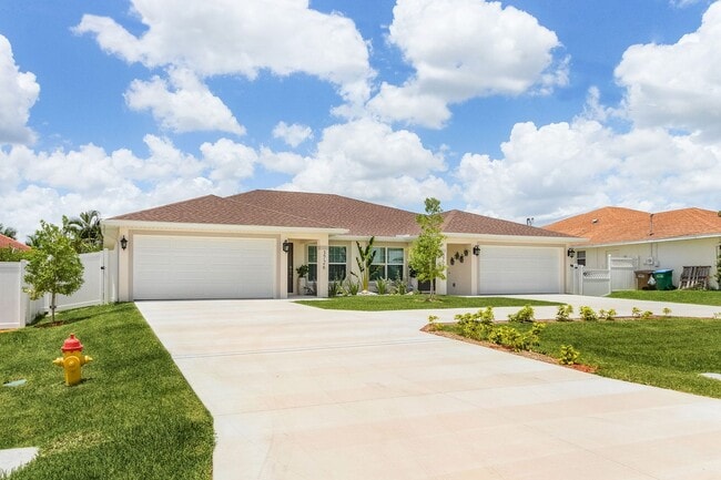 Foto del edificio - 3724-3726 SW 16th Pl