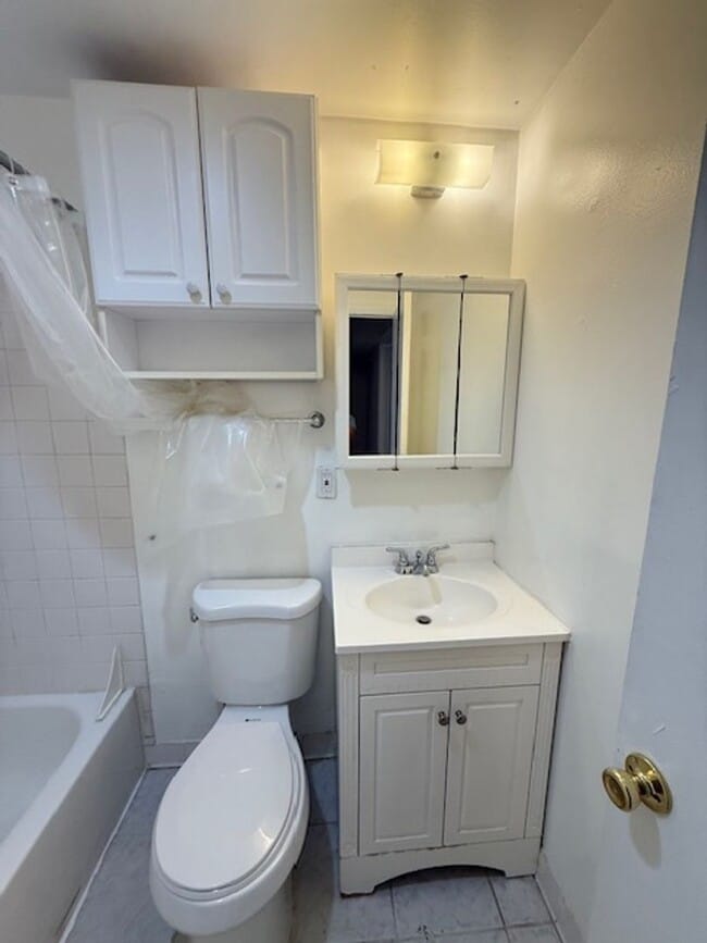 Building Photo - Bi-Level 1-Bedroom Apartment in Northern L...