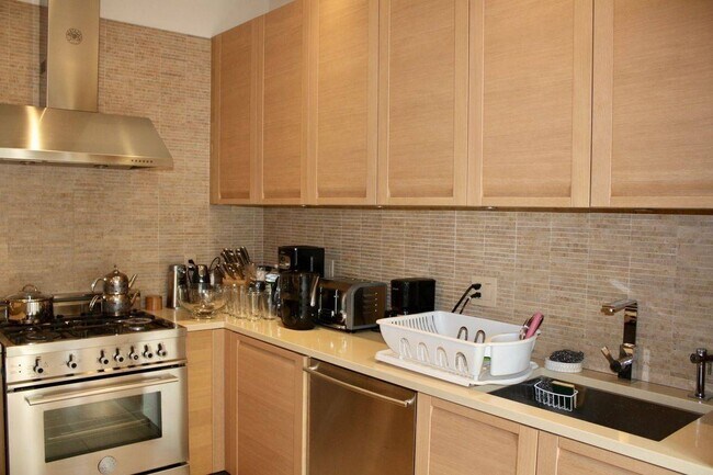 Foto del edificio - 74-33 64th Ln
