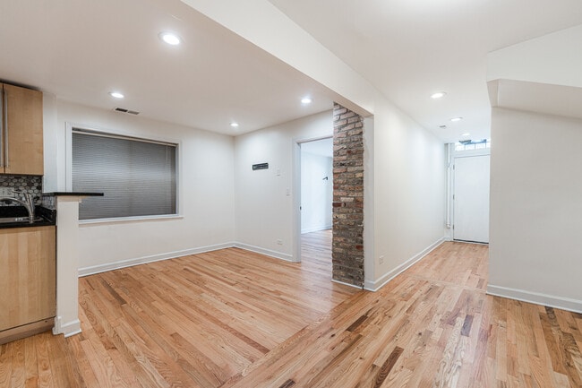 Building Photo - 516 N Hermitage Ave