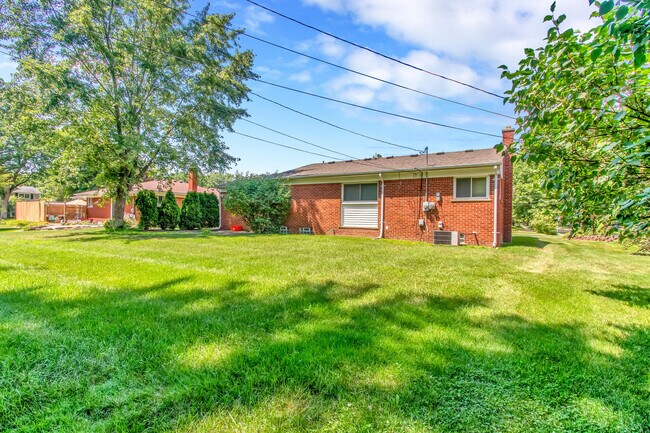 Building Photo - 16345 Pollyanna St