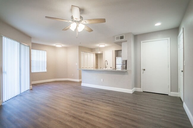 Building Photo - NEWLY UPDATED 2 bedroom 2 bath condo for r...