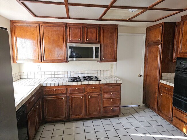 Foto del edificio - 4bed 2.5bath Remodeled inc. Solar & Pool