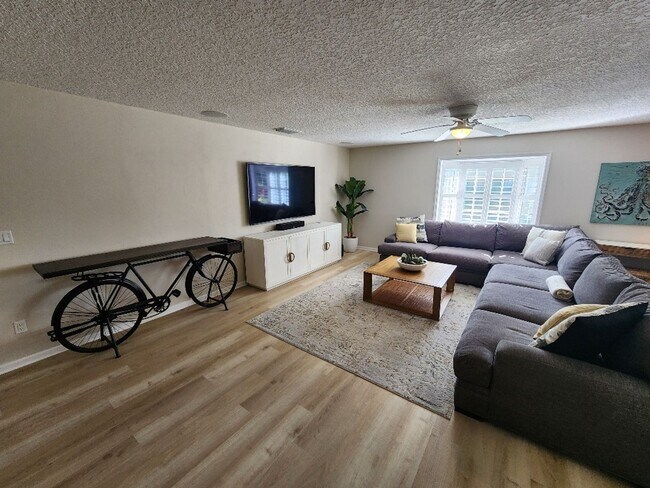 Building Photo - Gorgeous Hidden Lakes 3/2/2 Home