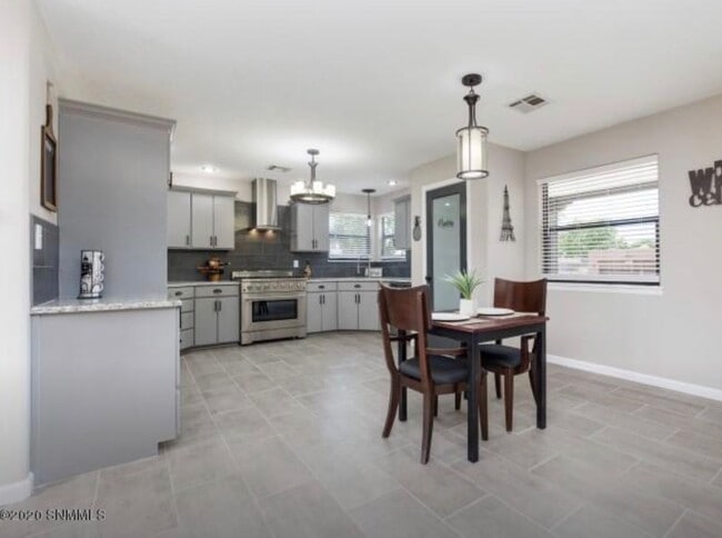 Foto del edificio - Beautiful Remodeled Home—-Will go fast!!!
