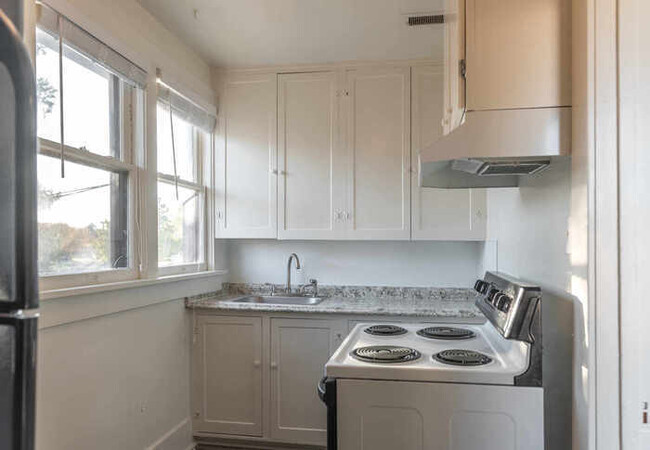 Foto del edificio - Updated 1 Bedroom Apartment Walking Distan...