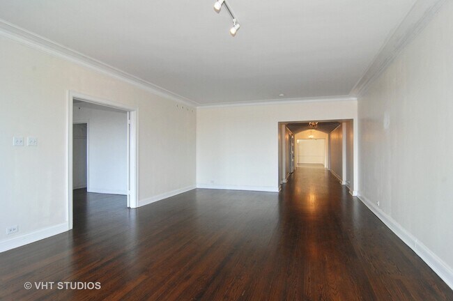Building Photo - 2130 N Lincoln Park W