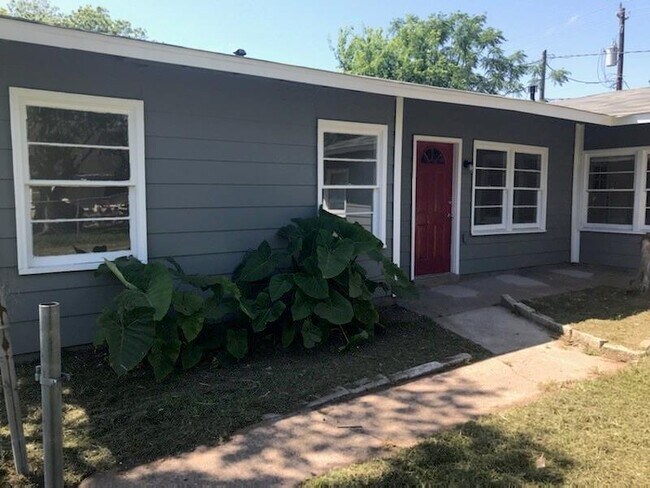 Foto del edificio - 1738 Lynn Ln