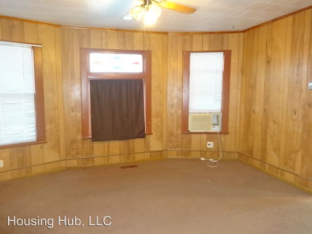 Building Photo - 904 Rose Ave E