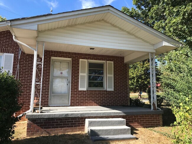 Foto del edificio - Spacious 3-Bedroom Home in the Heart of Baxter | Basement + Wrap-Around Driveway