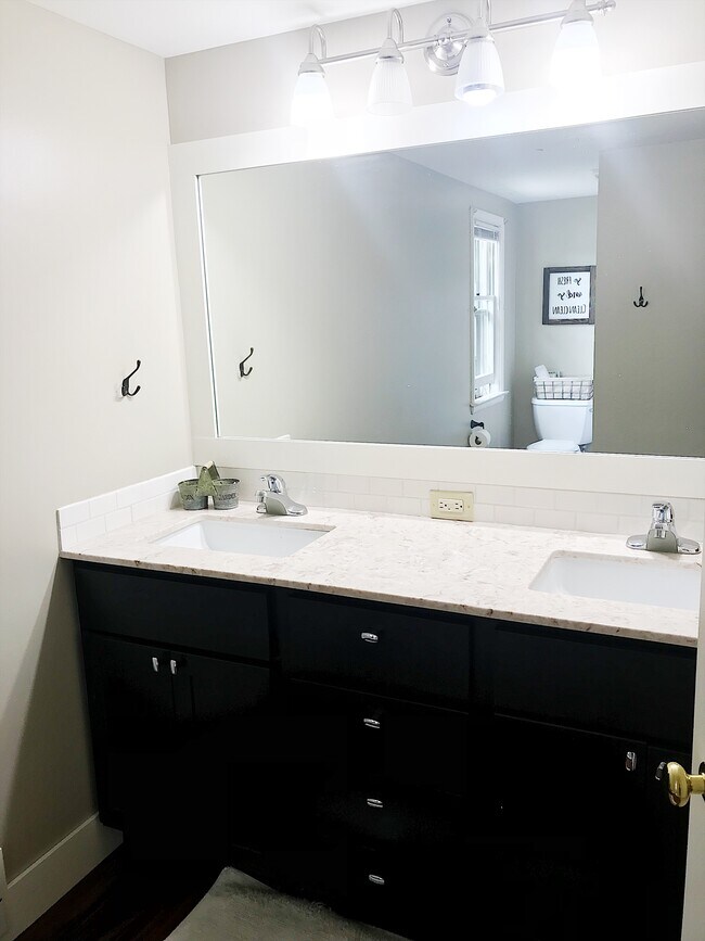 upper bath - 7570 Fase St SE