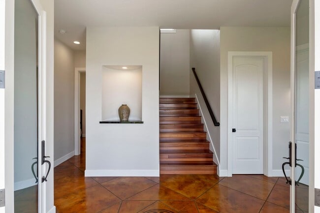 Building Photo - Upper Class Elegance in this 4 bed/3bath Home in Wailuku Country Estates- Unfurnished-Ocean Views...