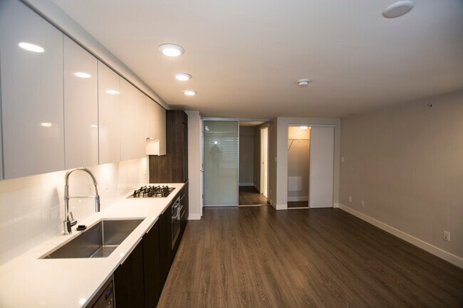 Building Photo - 425 Woodland Dr