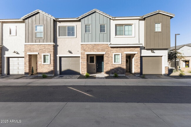 Building Photo - 2820 W White Feather Ln