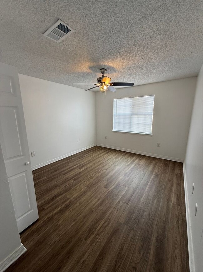 Building Photo - 2BD 2BA FLAT APARTMENT