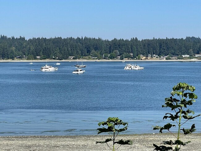 Foto del edificio - NEW PRICE !!!!!Stunning waterfront with 2 ...